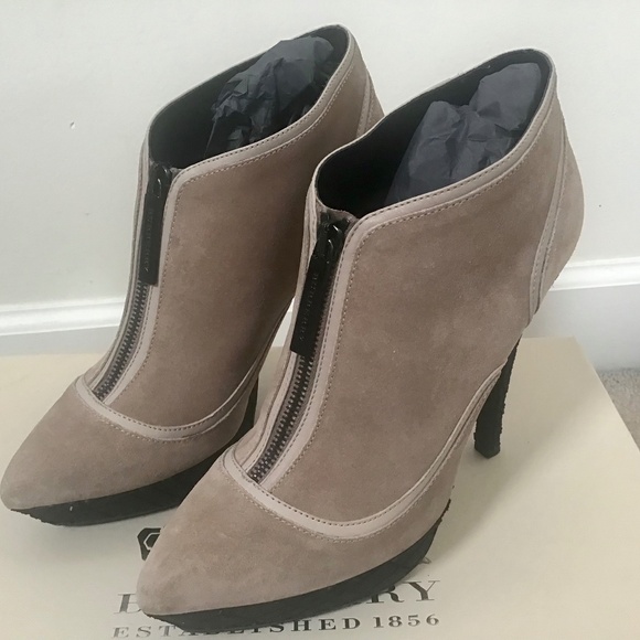 Burberry Engraved Crepe Ankle Boot Size 7 - Picture 1 of 16